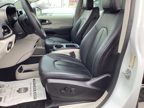 Used 2024 Chrysler Pacifica Touring-L image 13