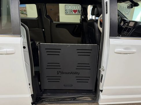 Used 2019 Dodge Grand Caravan SXT image 32