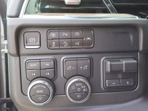 Used 2025 Chevrolet Tahoe High Country image 13