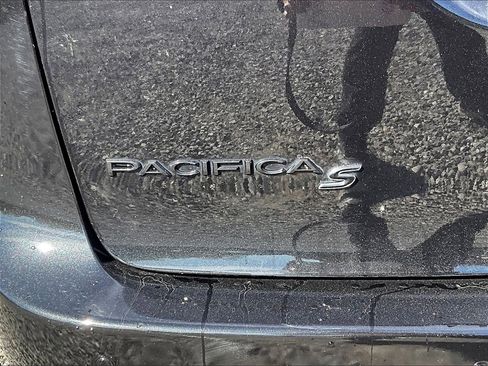 Used 2018 Chrysler Pacifica Touring Plus w/ S Appearance Package image 8