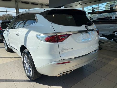 Used 2024 Buick Enclave Essence image 5