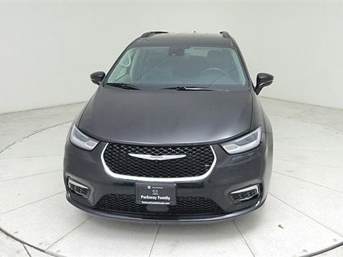 Used 2022 Chrysler Pacifica Touring-L image 2