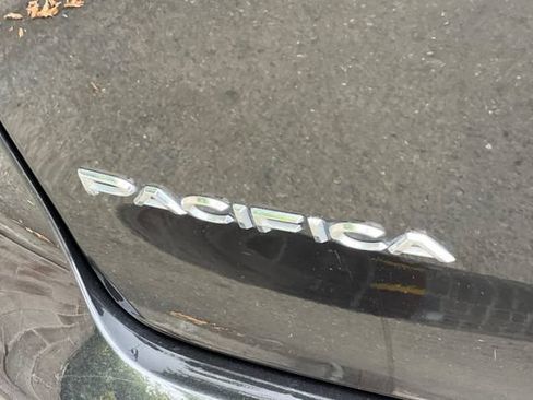 Used 2023 Chrysler Pacifica Touring-L FWD image 33