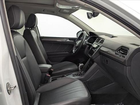 Used 2023 Volkswagen Tiguan SE w/ Panoramic Sunroof Package image 21