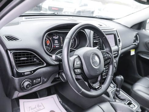 Used 2019 Jeep Cherokee Latitude Plus FWD image 17