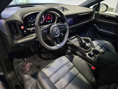 New 2026 Porsche Cayenne Turbo image 4
