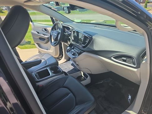 Used 2023 Chrysler Pacifica Touring-L FWD image 11