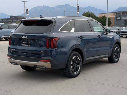 Certified 2024 Kia Sorento S w/ Panoramic Sunroof Package AWD/4WD image 5
