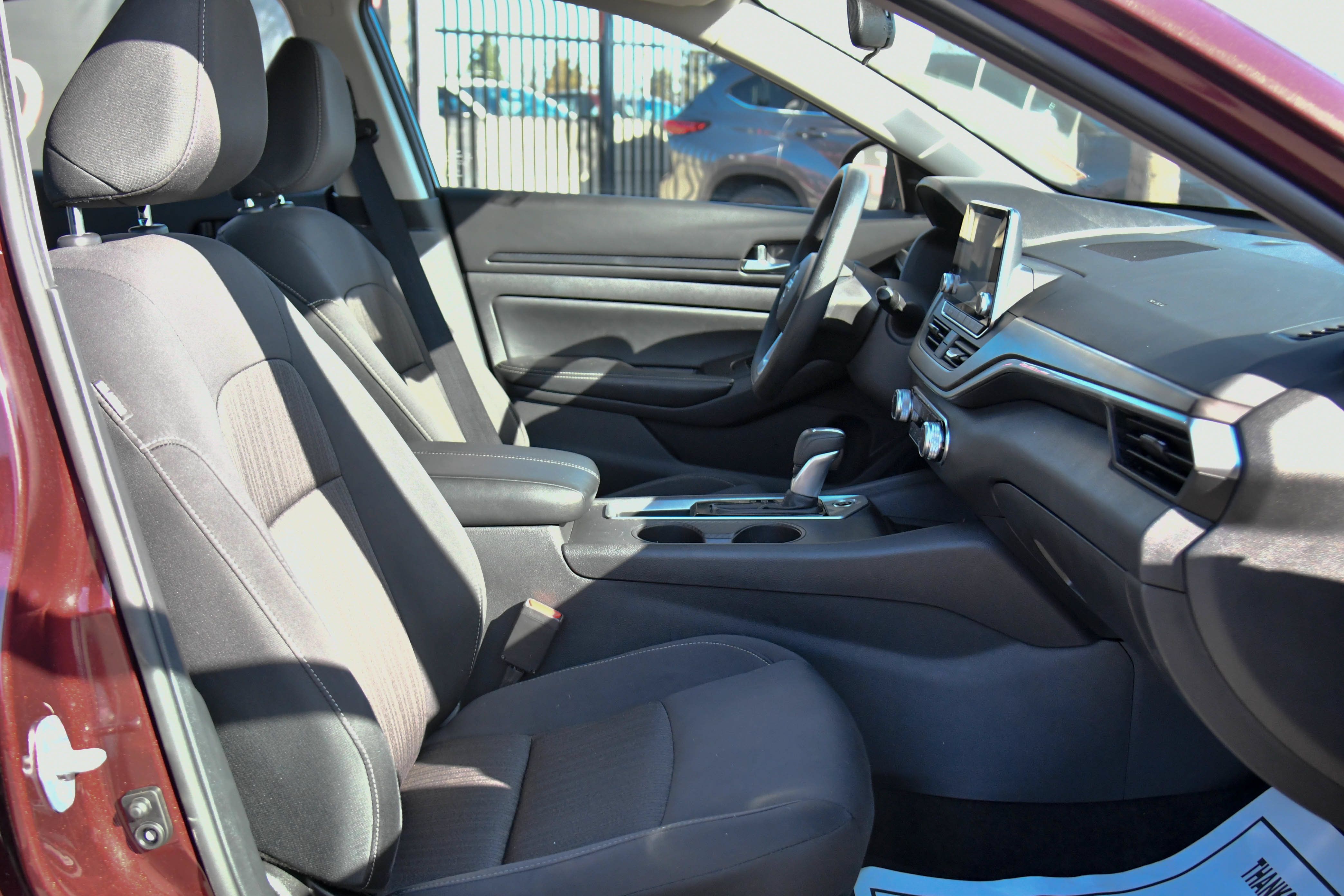 Used 2025 Nissan Altima 2.5 SV FWD image 40