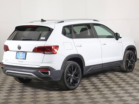 Used 2023 Volkswagen Taos SE w/ Panoramic Sunroof Package image 12