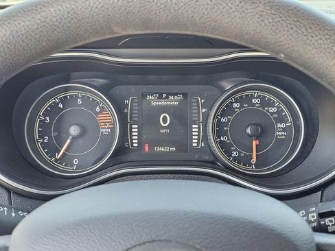Used 2021 Jeep Cherokee Latitude FWD image 28