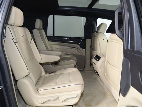 Used 2021 Cadillac Escalade ESV Premium Luxury AWD/4WD image 16