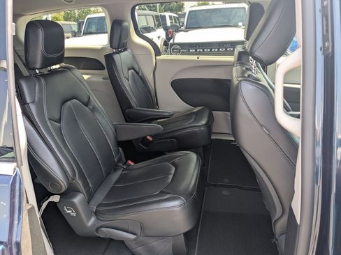 Used 2023 Chrysler Pacifica Touring-L AWD/4WD image 31