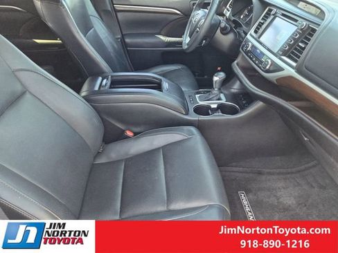 Used 2016 Toyota Highlander Limited Platinum image 16