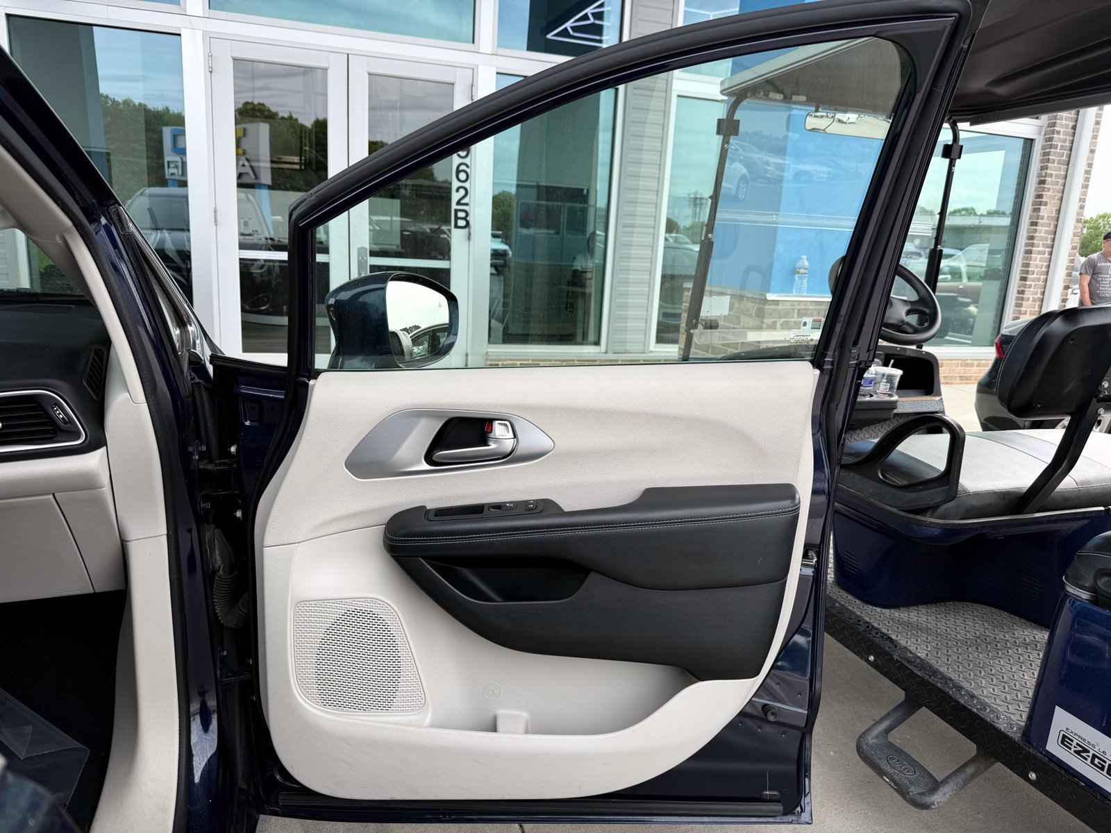 Used 2018 Chrysler Pacifica Touring Plus FWD image 29
