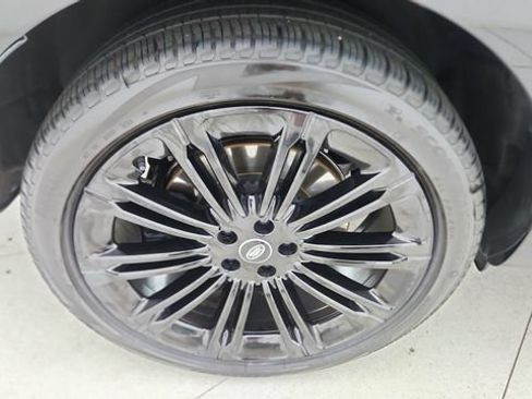 Used 2025 Land Rover Range Rover SE image 58