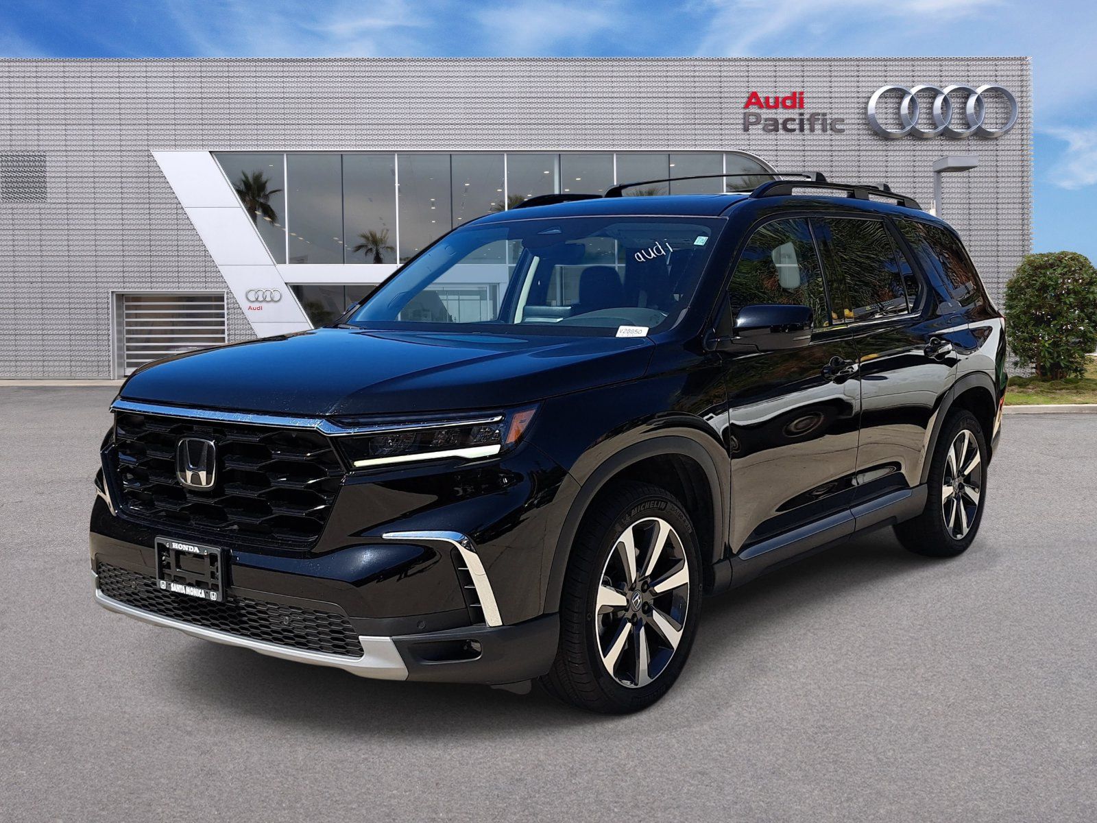 Used 2024 Honda Pilot Touring image 1