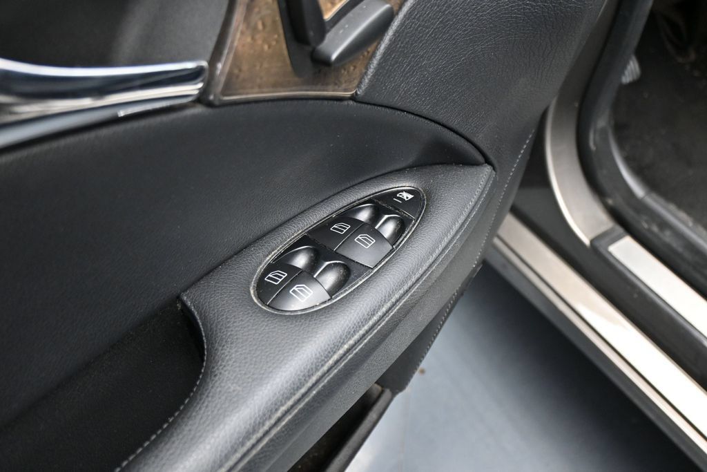 Used 2008 Mercedes-Benz E 350 4MATIC Sedan image 11