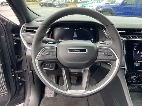 Used 2025 Jeep Grand Cherokee Laredo X w/ Luxury Tech Group I image 16