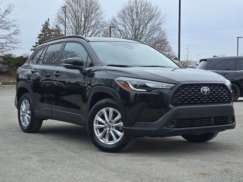 Used 2022 Toyota Corolla Cross LE image 2