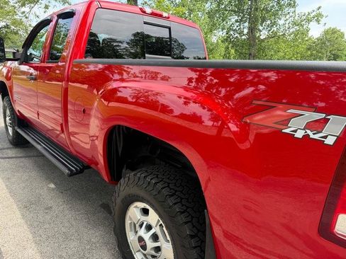 Used 2011 GMC Sierra 2500 SLE w/ SLE Preferred Package AWD/4WD image 12