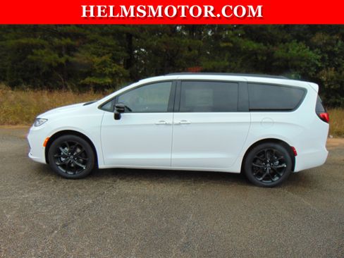 New 2026 Chrysler Pacifica Select w/ S Appearance Package image 2
