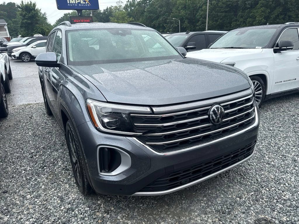 Used 2024 Volkswagen Atlas SE AWD/4WD image 2