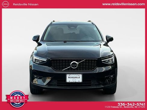 Used 2024 Volvo XC40 B5 Plus image 9