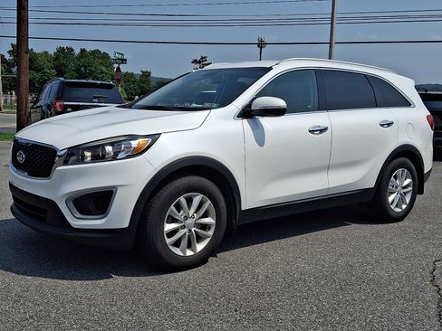 Used 2017 Kia Sorento FWD w/ LX Convenience Package image 3