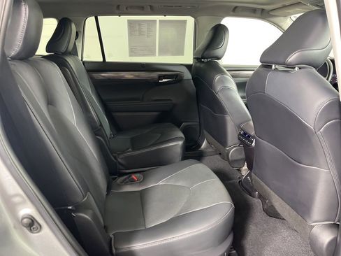 Used 2022 Toyota Highlander Platinum AWD/4WD image 12