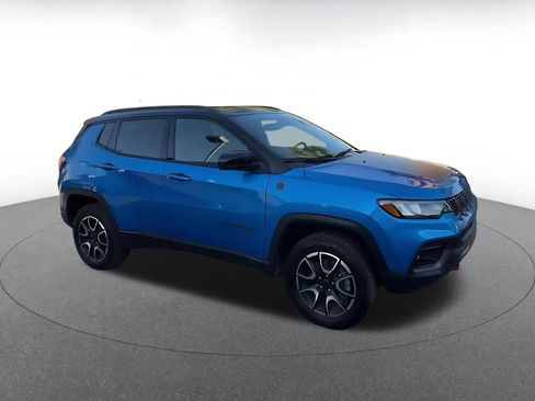 Used 2025 Jeep Compass Trailhawk AWD/4WD image 2