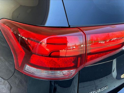 Used 2017 Mitsubishi Outlander SE AWD/4WD image 21