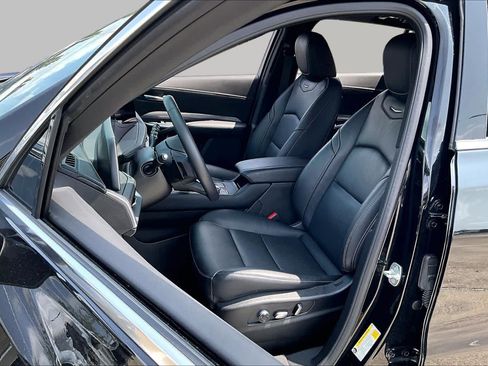 Used 2025 Cadillac XT4 Premium Luxury FWD image 7