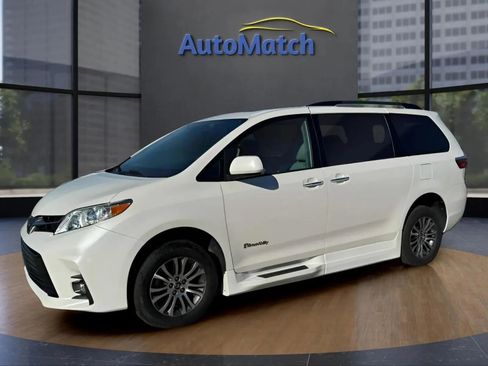 Used 2019 Toyota Sienna XLE w/ XLE Navigation Package image 5