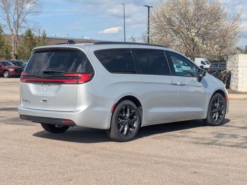 New 2026 Chrysler Pacifica Select image 3