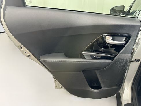 Used 2018 Kia Niro EX FWD image 25