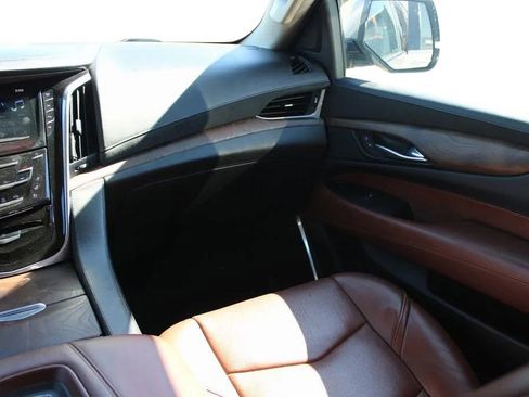 Used 2018 Cadillac Escalade Premium Luxury image 33