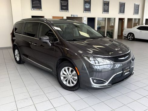 Used 2018 Chrysler Pacifica Touring-L FWD image 7