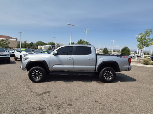 Used 2018 Toyota Tacoma TRD Off-Road w/ Technology Package AWD/4WD image 2