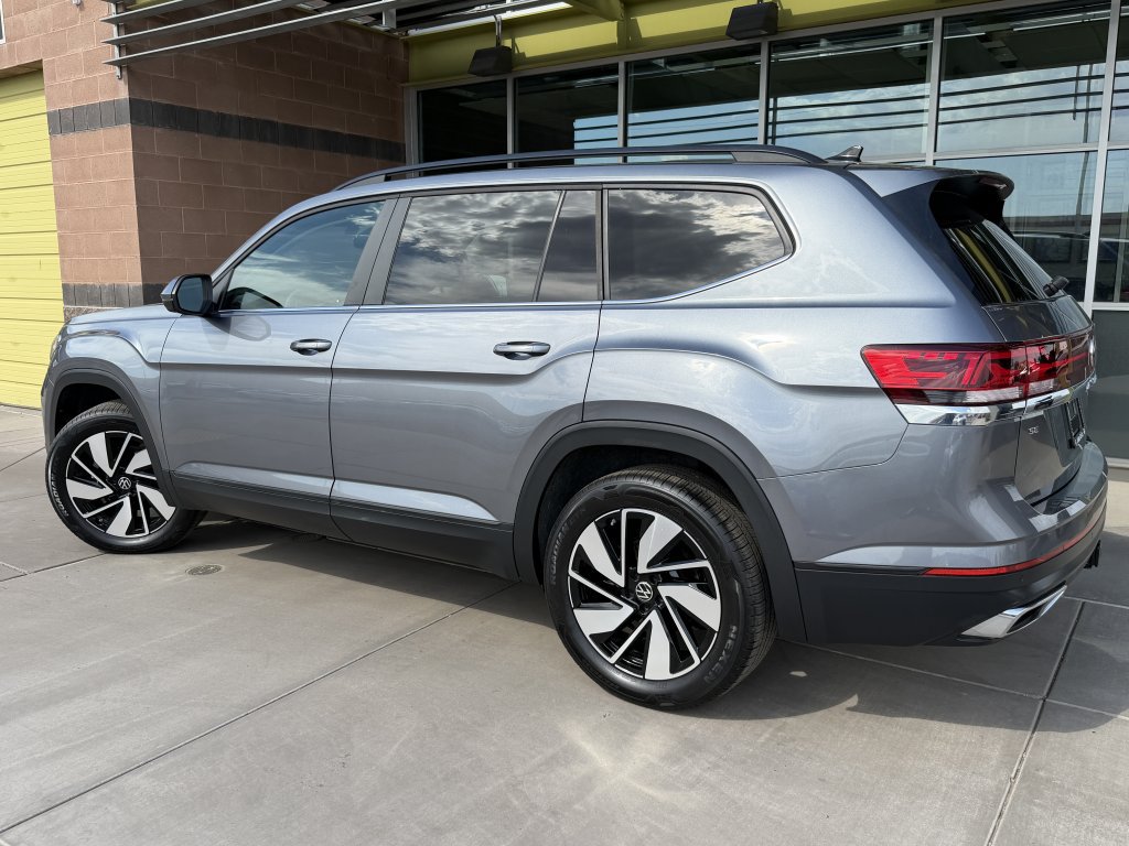Used 2024 Volkswagen Atlas SE w/ Panoramic Sunroof Package FWD image 5