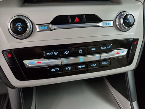 Used 2023 Ford Explorer XLT image 16