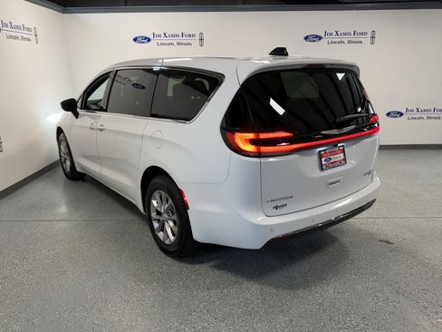 Used 2026 Chrysler Pacifica Limited AWD/4WD image 32