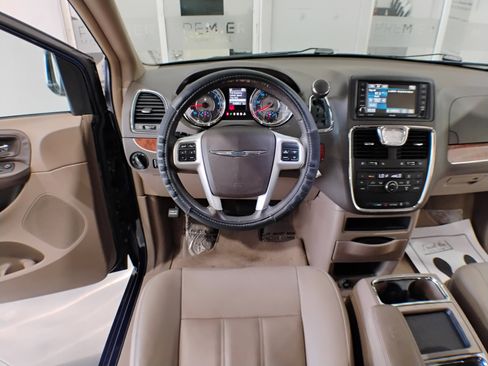 Used 2016 Chrysler Town & Country Touring image 33
