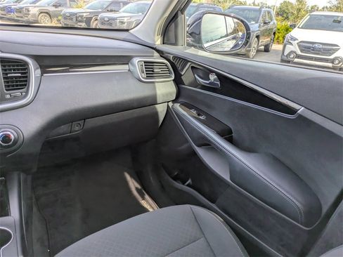 Used 2020 Kia Sorento LX image 16