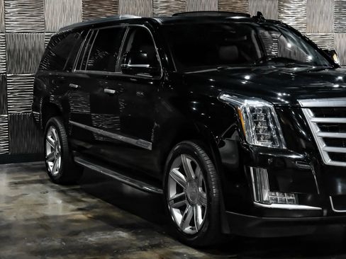Used 2017 Cadillac Escalade ESV Luxury RWD image 6