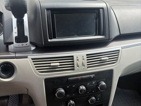 Used 2009 Volkswagen Routan SE FWD image 9