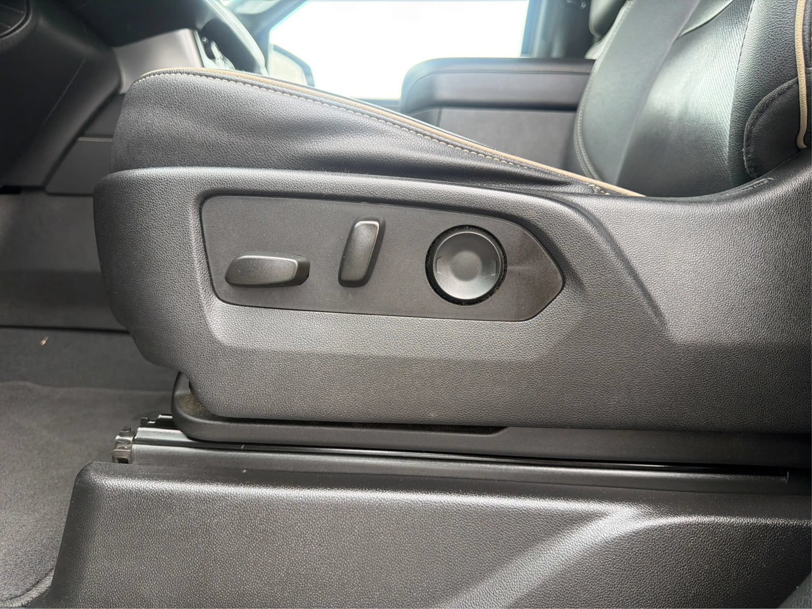 Used 2023 Chevrolet Suburban Premier AWD/4WD image 19