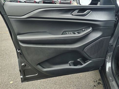 New 2025 Jeep Grand Cherokee Altitude image 12