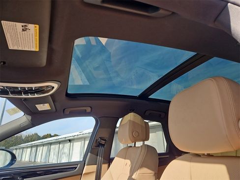 Certified 2025 Porsche Macan image 16