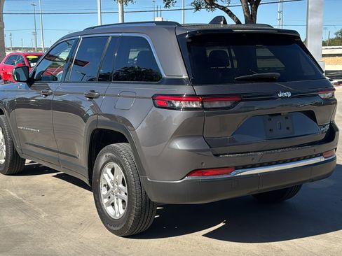 Used 2023 Jeep Grand Cherokee Laredo image 5